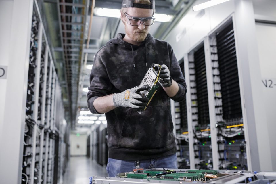 Arbeiter in einem Rechenzentrum mit Sicherheitsbekleidung