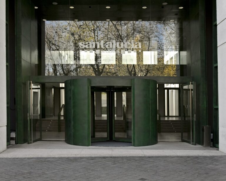 Entrada Edificio de SANTALUCÍA en Plaza de España